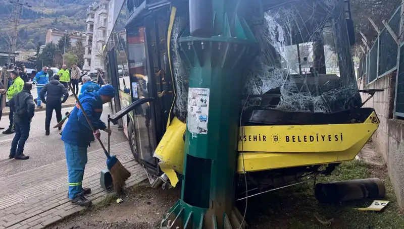 Bursa’da Belediye Otobüsü Kazası: 8 Yaralı, Detaylar Ortaya Çıktı