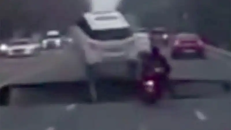 Güney Kore Otoyolunda Ani Bir Çukur Motosikleti Yuttu, Kazada Şans Eşlik Etmedi