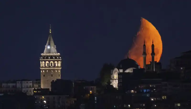 İstanbul'da Yarım Ayın Büyüsü: Gece Semasında Unutulmaz Anlar