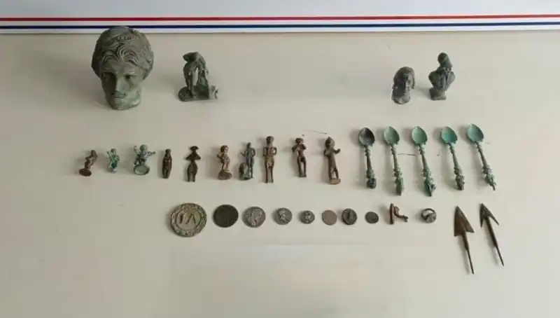 Roma Dönemine Ait Tarihi Eserler, Kaçakçıların Elinde Ele Geçirildi!