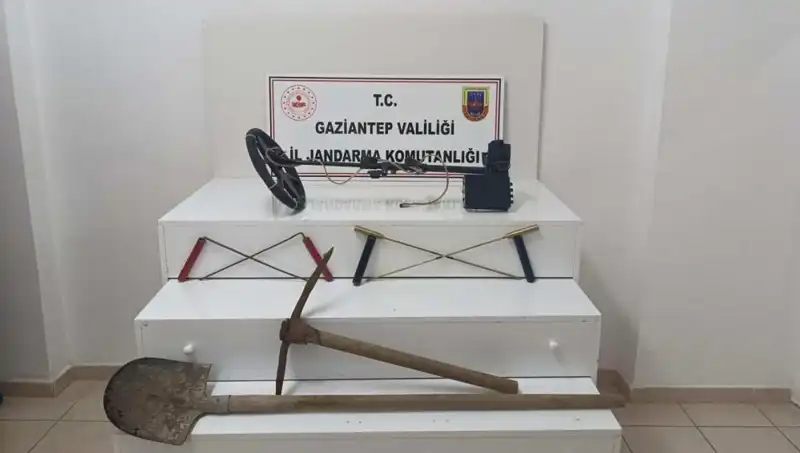 Definecilere Suçüstü! Kaçak Kazı Yapan İki Kişi Gözaltına Alındı