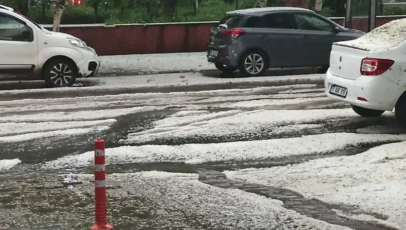 Ardahan'da Dolu Yağışı Şehrin Görünümünü Değiştirdi: Beyaz Kaplama!