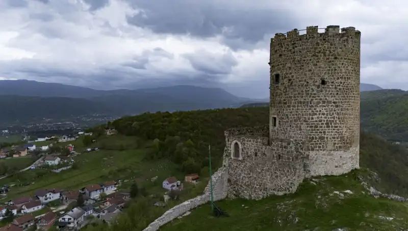 Bosna Hersek'in Tarihine Tanıklık Eden Sokolac Kalesi Zamana Direniyor