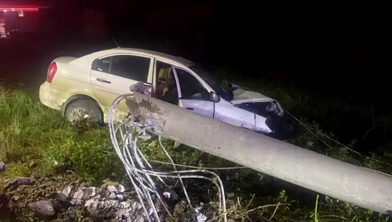 Beton Direğe Çarpan Sürücü Hayat Mücadelesi Veriyor: Olay Anı ve Sonrası