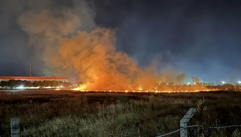 İzmir’de Gece Yarısı Yangın Paniği: Halk Sokaklara Döküldü