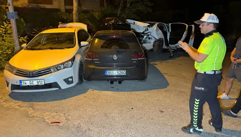 Alkollü Sürücü Sokağı Birbirine Kattı: Üç Araçla Çarpışma Gerçekleşti