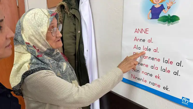 65 Yaşında Okuma Yazma Öğrenmeye Başlayan Ayşe Teyze'nin Hikayesi