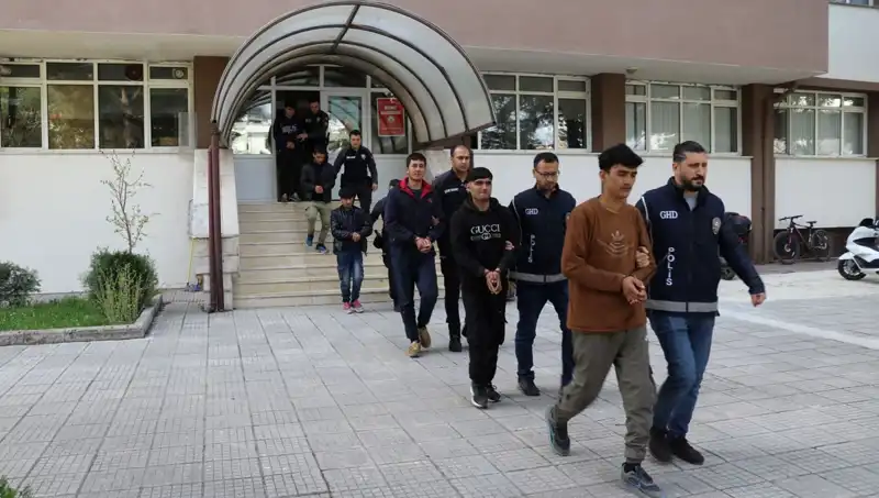 İki İlde Gerçekleşen Operasyonda 21 Düzensiz Göçmen Yakalandı