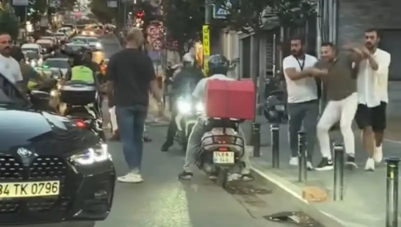 Nişantaşı'nda Yolu Kapatıp Kavga Eden Adam Kadını Sopayla Tehdit Etti